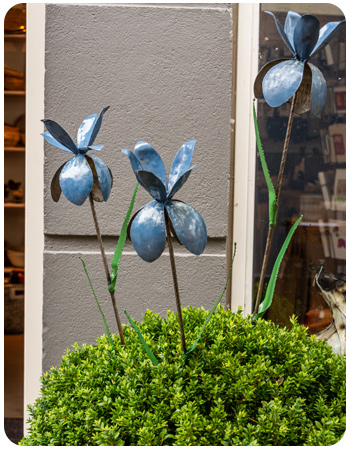 BLOMST AF UPCYCLET METAL.
