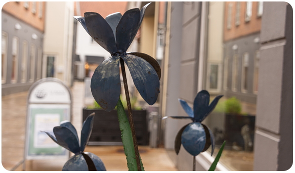 BLOMST AF UPCYCLET METAL.