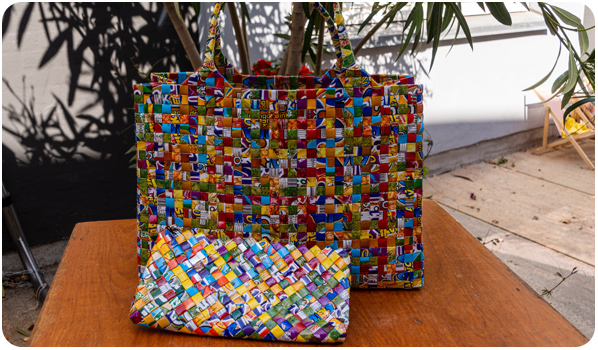 TASKER AF RECYCLEDE CHIPSPOSER (FILIPPINERNE).